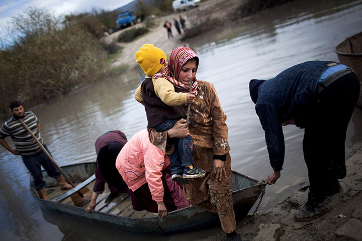 20 Photos: Syrian refugees cross the border to Turkey by the Orontes river