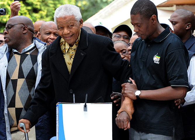 Nelson Mandela: 2009: Mandela casts his vote in South Africa's general elections