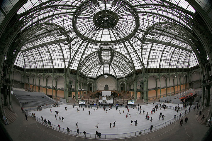 24 hours: Ice skating rink at the Grand Palais