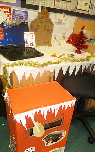 deckyourdesk: Desk with Christmas postbox