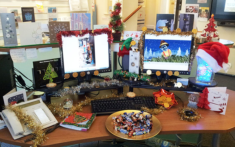 deckyourdesk: Desk with decorations and mice pies