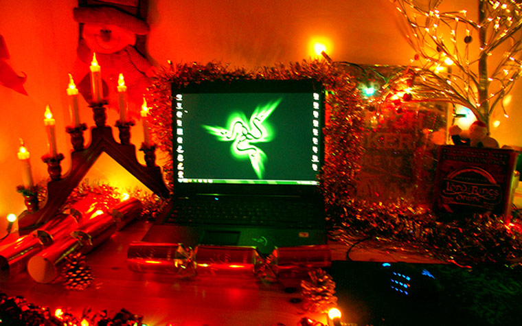 deckyourdesk: Computer with Christmas lights around