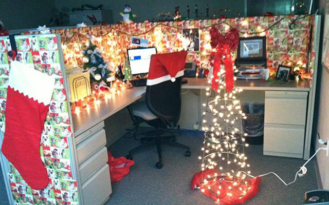 deckyourdesk: Desk in wrapping paper