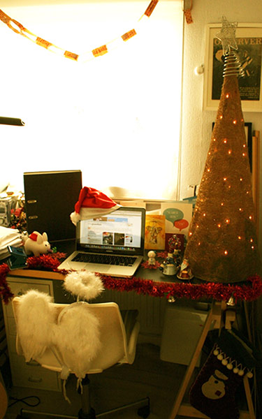 deckyourdesk: Christmas tree by desk