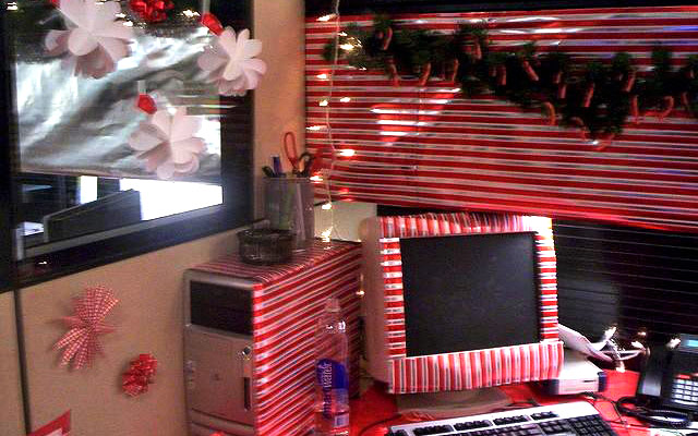 deckyourdesk: Computer in wrapping paper