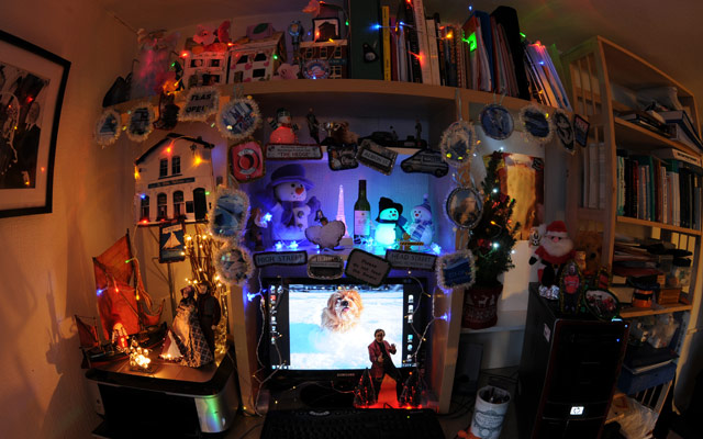 deckyourdesk: Desk with lights and decorations