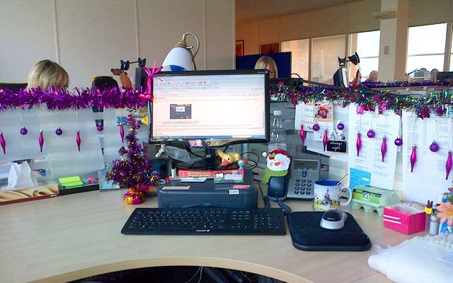 deckyourdesk: Baubles around desk