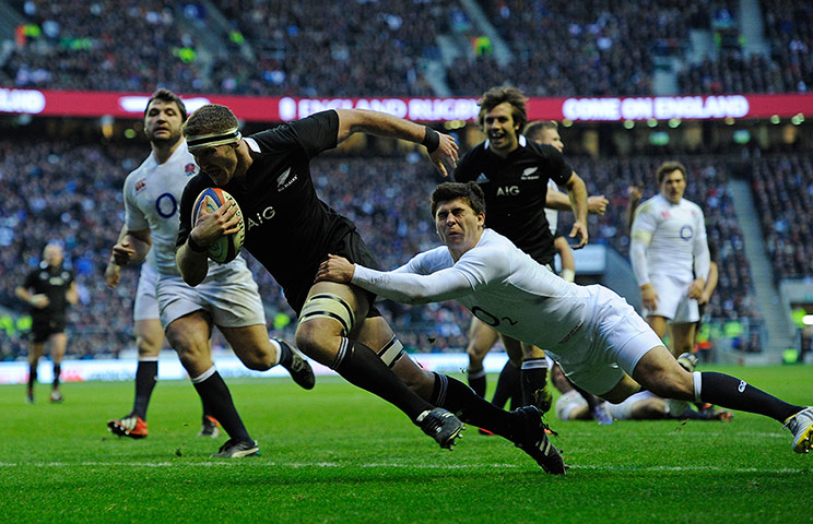 tom england v nz: Kieran Read beats the tackle from Ben Youngs to score the 2nd All Black try