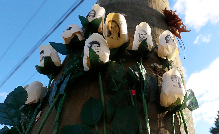 24 hours: Newtown, Connecticut, US: Roses with photos of shooting victims
