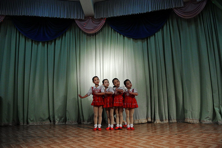 20 Photos: North Korean girls dancing