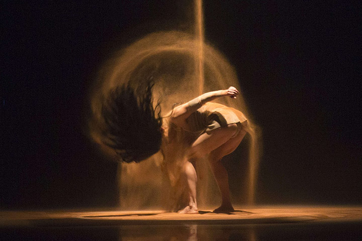 20 Photos: A dancer performs with sand