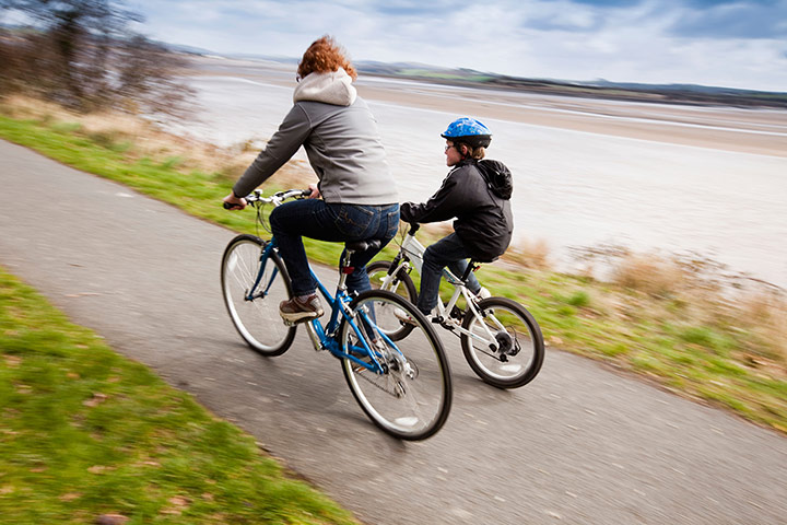 Holiday Cottages gallery: Mother and child cycling on the Tarka Trail at North Devon