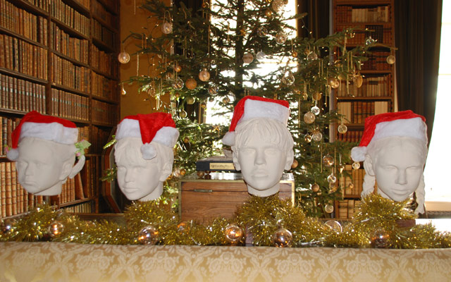 xmasculture: Santa hats on model heads