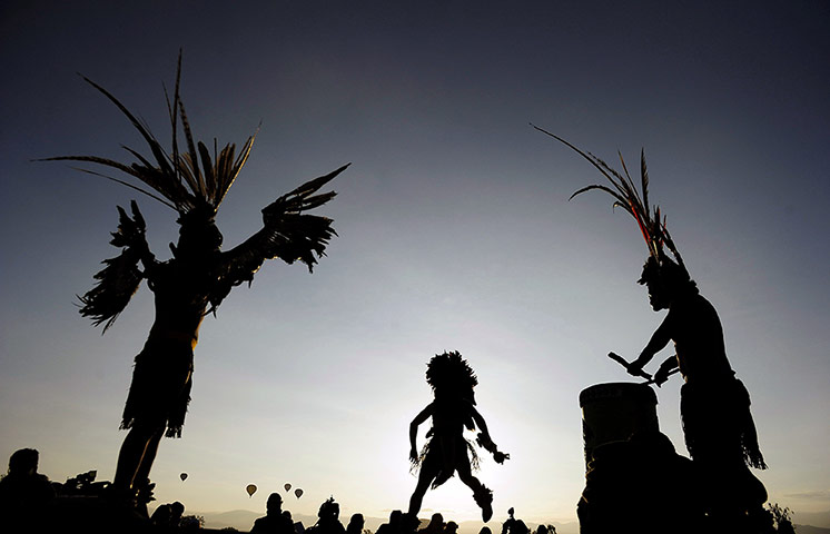 24 hours: People in Aztec costumes 