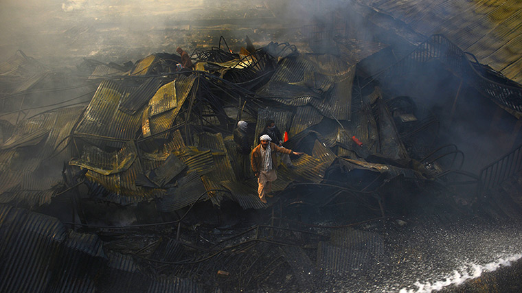 Kabul fire: Afghan men guide firefighters