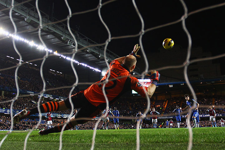 Sunday Action Roundup: Oscar of Chelsea shoots from the penalty spot to score their sixth