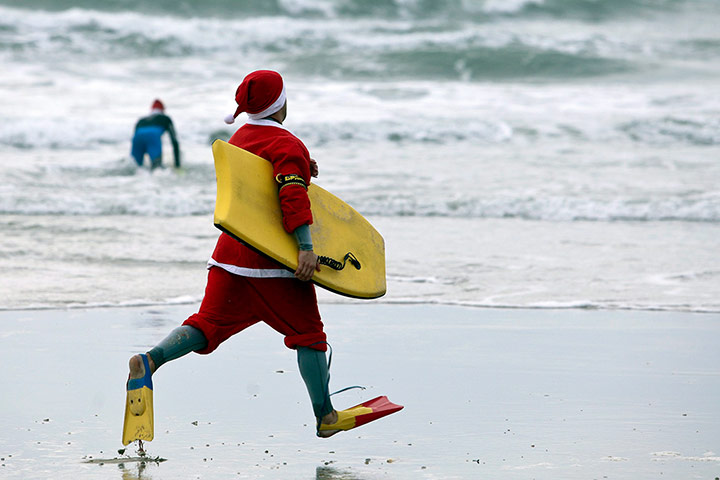 Global Santa Claus : Surfers dressed as Santa Claus