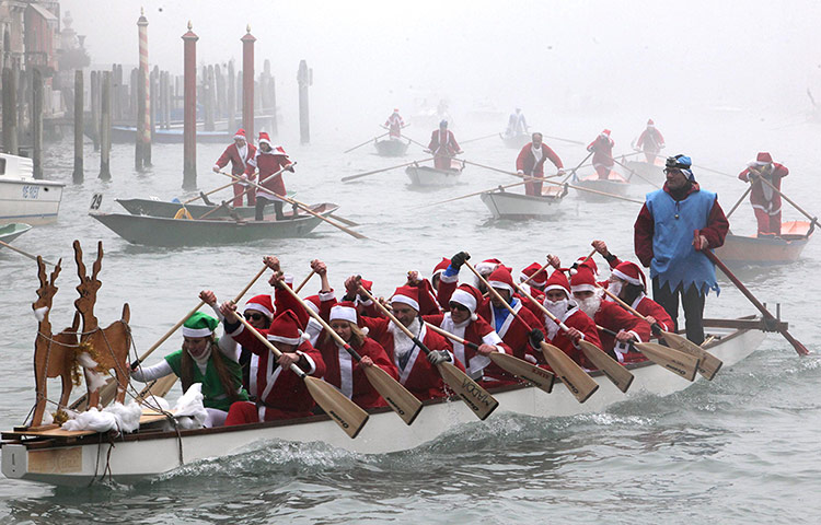 Global Santa Claus : Santa Claus row boats on the Venice canal