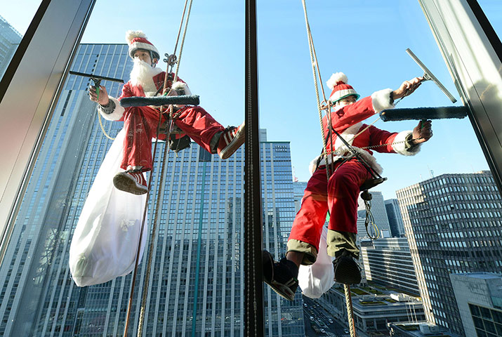 Global Santa Claus : Santa Claus costumes