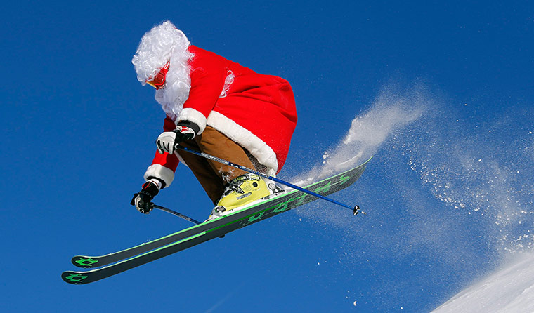 Global Santa Claus : Santa Claus costume, ski teacher Ronchi jumps in Madonna di Campiglio