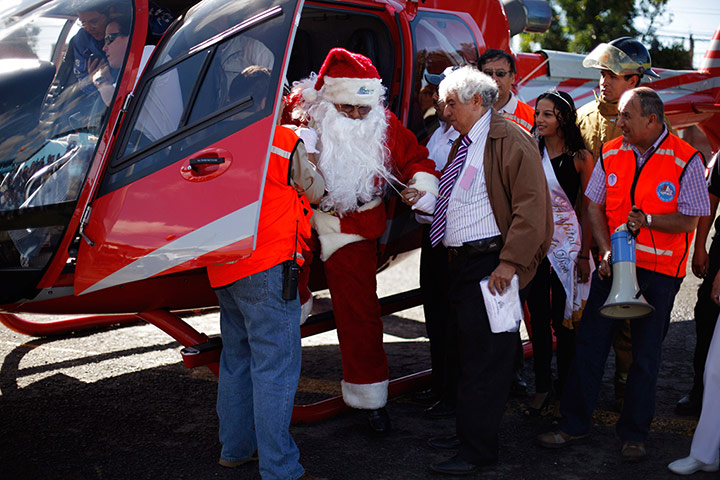Global Santa Claus : Santa Claus alights from a helicopter 