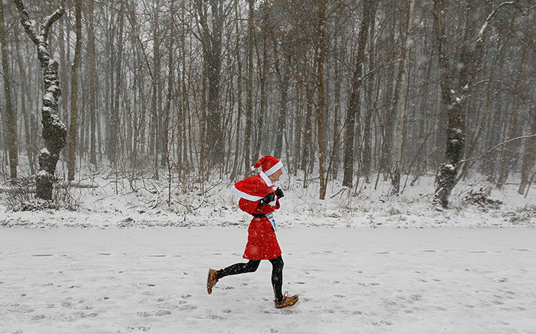 Global Santa Claus : Santa Claus runs in heavy snow 