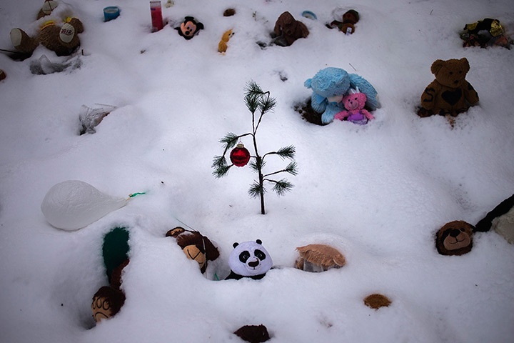 24 hours in pictures: memorial for victims of the Sandy Hook Elementary School shooting 