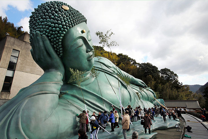 20 Photos: Temple parishioners clean up the Reclining Buddha at Nanzoin Temple