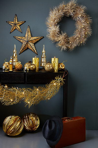 Homes: Christmas: Gold-themed christmas decorations