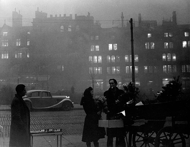 1952 smog crisis: Holiday fog in Victoria Street, Manchester 