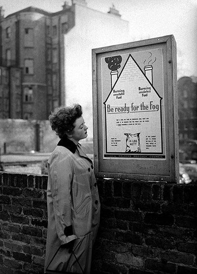 1952 smog crisis: Housewife reads a London borough of Holborn poster