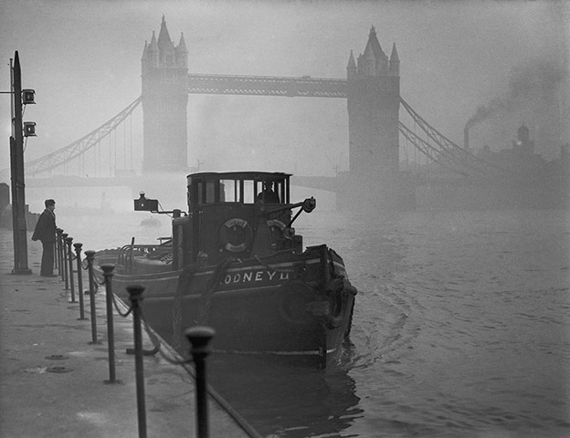 1952 smog crisis: Smog On The Thames