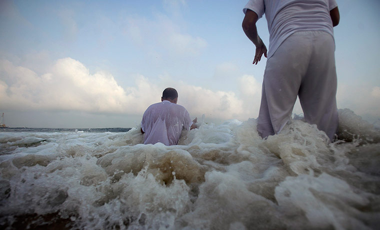 24 hours: Followers of the Umbanda religion pay tribute to Lemanja
