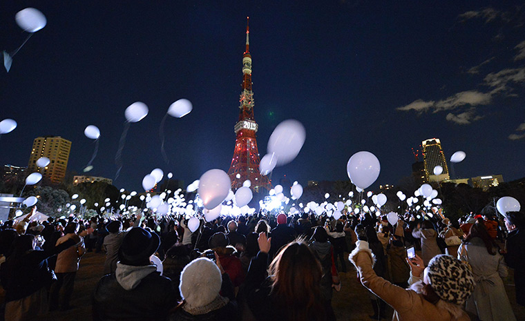 New year celebrations: people release balloons at the Prince Park Tower in Tokyo, Japan