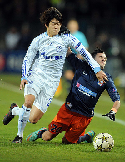 Tuesday matchday 6: Montpellier's Remy Cabella tussles with Schalke's Atsuto Uchida
