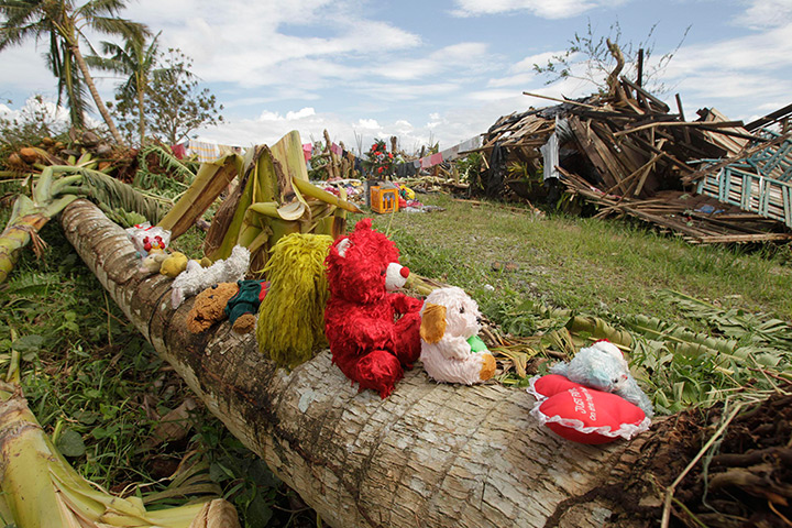 24 hours: Philippines: Villagers dry their stuffed toys