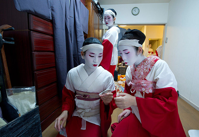 24 hours: Tokyo, Japan: Japan's only male geisha, Eitaro