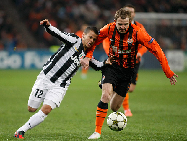 wed champ league: Shakhtar Donetsk's Kucher fights for the ball with Juventus' Giovinco