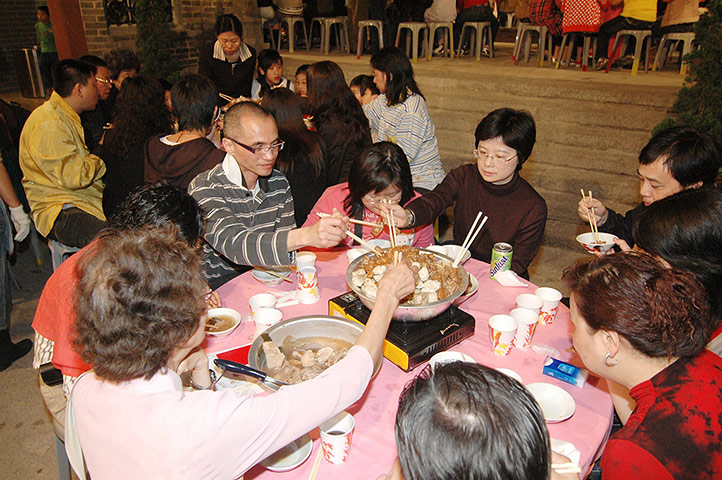 Healthiest cities: Hong Kong family dining outside