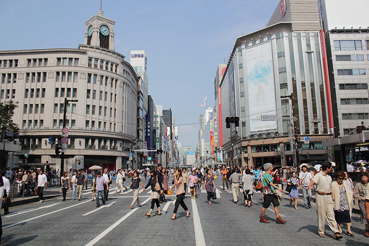 Healthiest cities: Tokyo business district walking