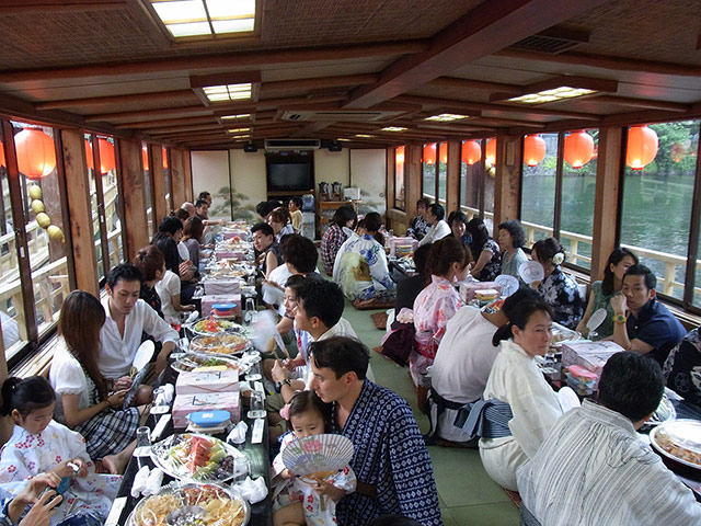 Healthiest cities: Tokyo family dining traditional dress