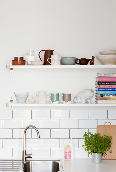 Homes neon: White and minimal London flat - kitchen