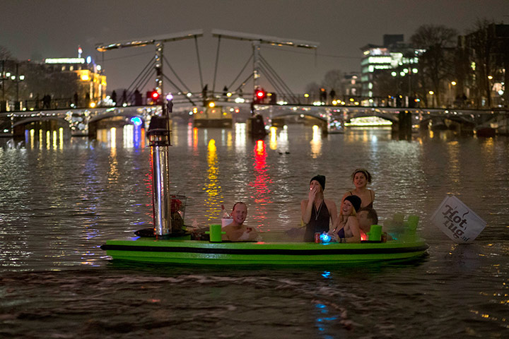 24 hours: floating tub on Amstel river