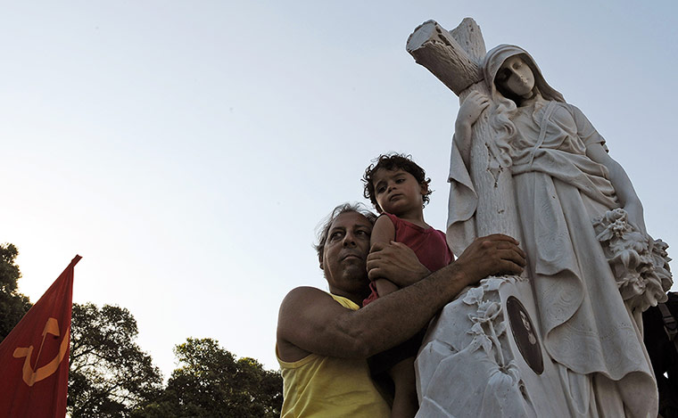 24 hours: A man with his son attend the funeral of Oscar Niemeyer