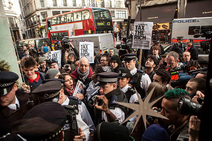 Starbucks: Police control the demonstartion outside a branch of Starbucks