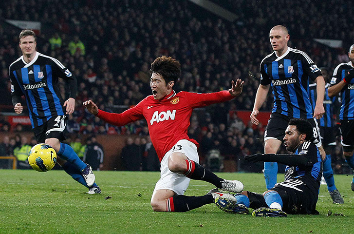 Tuesday Prem: Manchester United's Park is fouled by Stoke City's Pennant