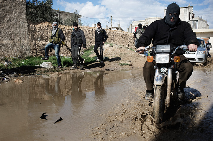 Al-Qusayr Syria: Members of the FAS take up positions on the street