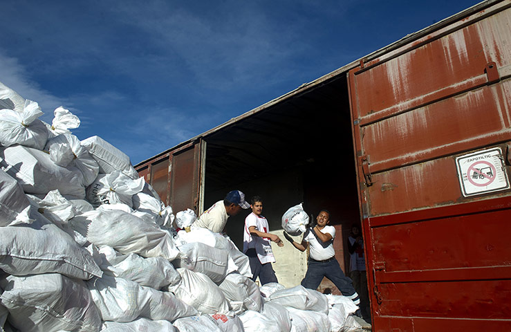 Drought in Mexico: Mexican Red Cross volunteers load a wago