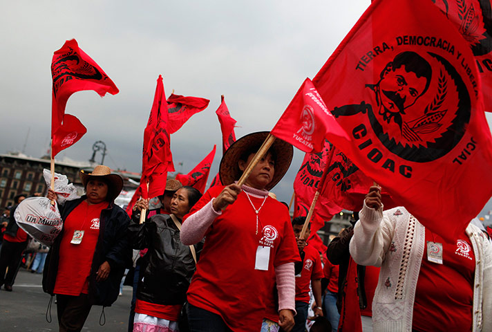 Drought in Mexico: People wave flags with the image of Emiliano Zapata 