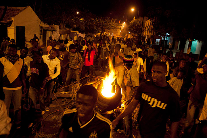 Protest in Senegal: Anti-government protestors march past burning tyres in Dakar